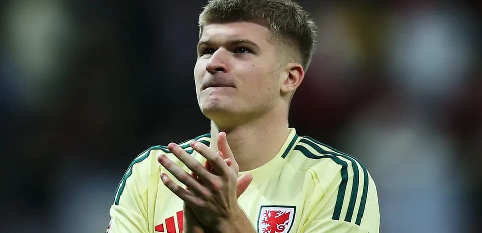 Jugador aplaudiendo en uniforme de la selección de Gales