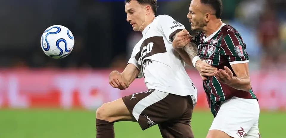 Jugadores de Platense y Fluminense en acción