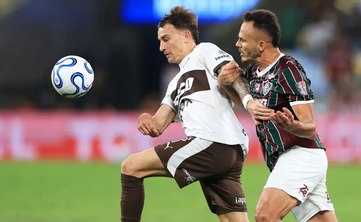 Jugadores de Platense y Fluminense en acción