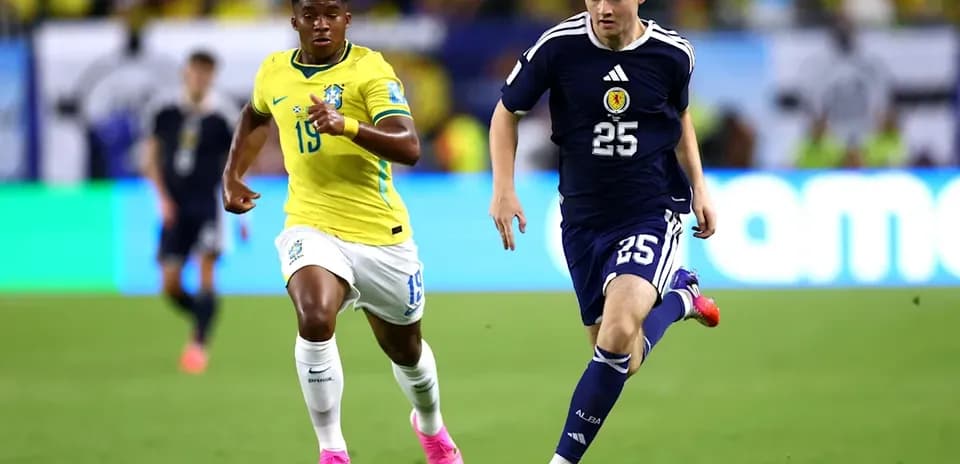 Jugador de Escocia corriendo con el balón frente a Brasil