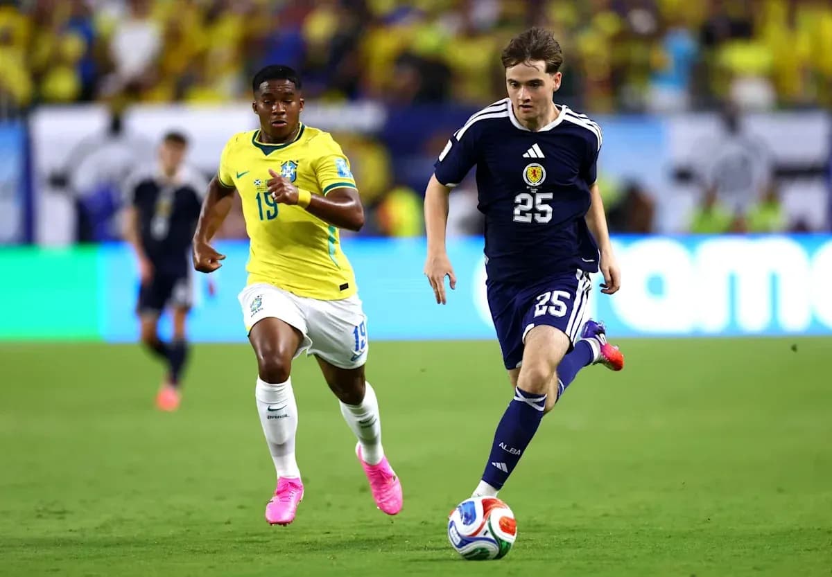 Jugador de Escocia corriendo con el balón frente a Brasil