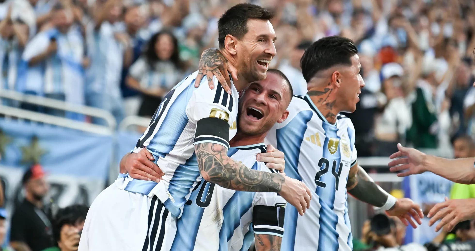 Jugadores de Argentina celebrando un gol juntos