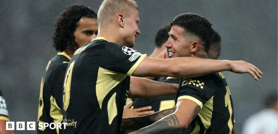 Jugadores celebrando un gol durante el partido