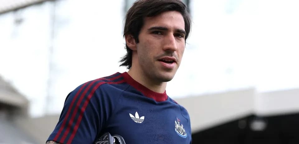 Jugador de Newcastle saliendo del estadio