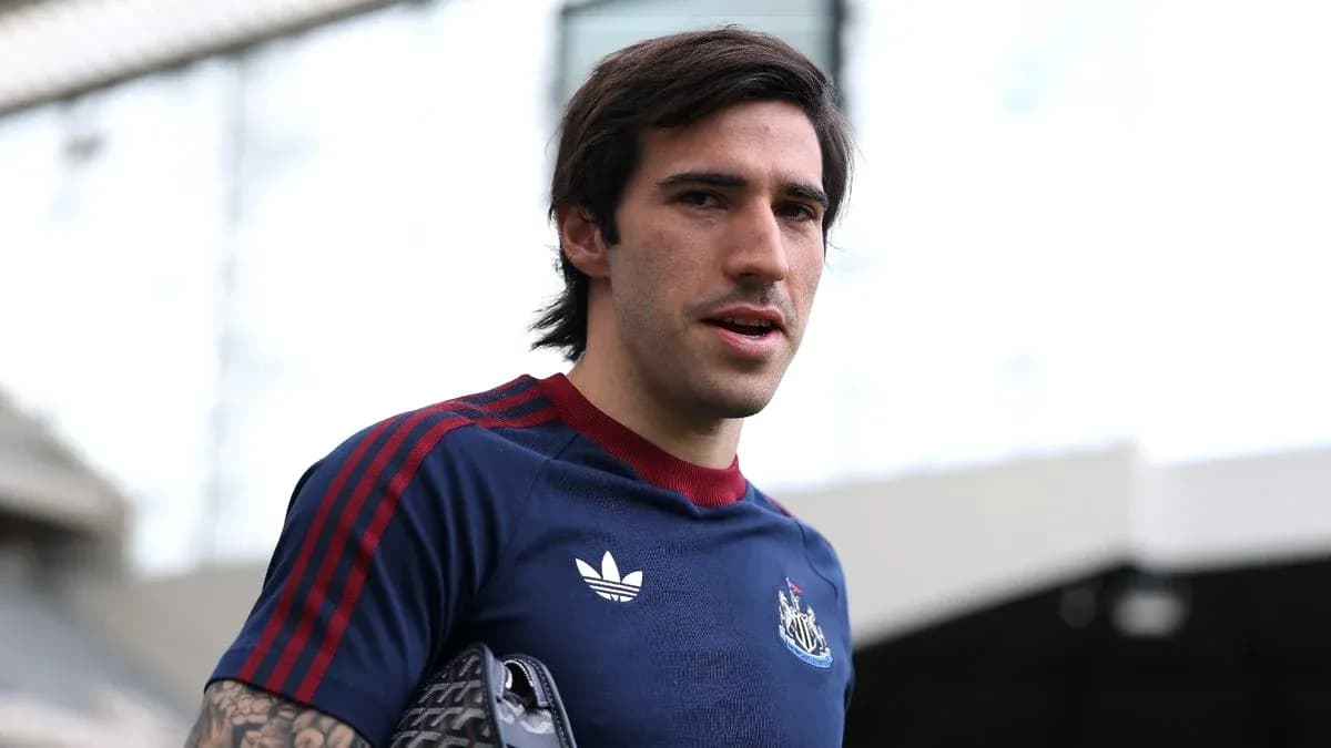 Jugador de Newcastle saliendo del estadio