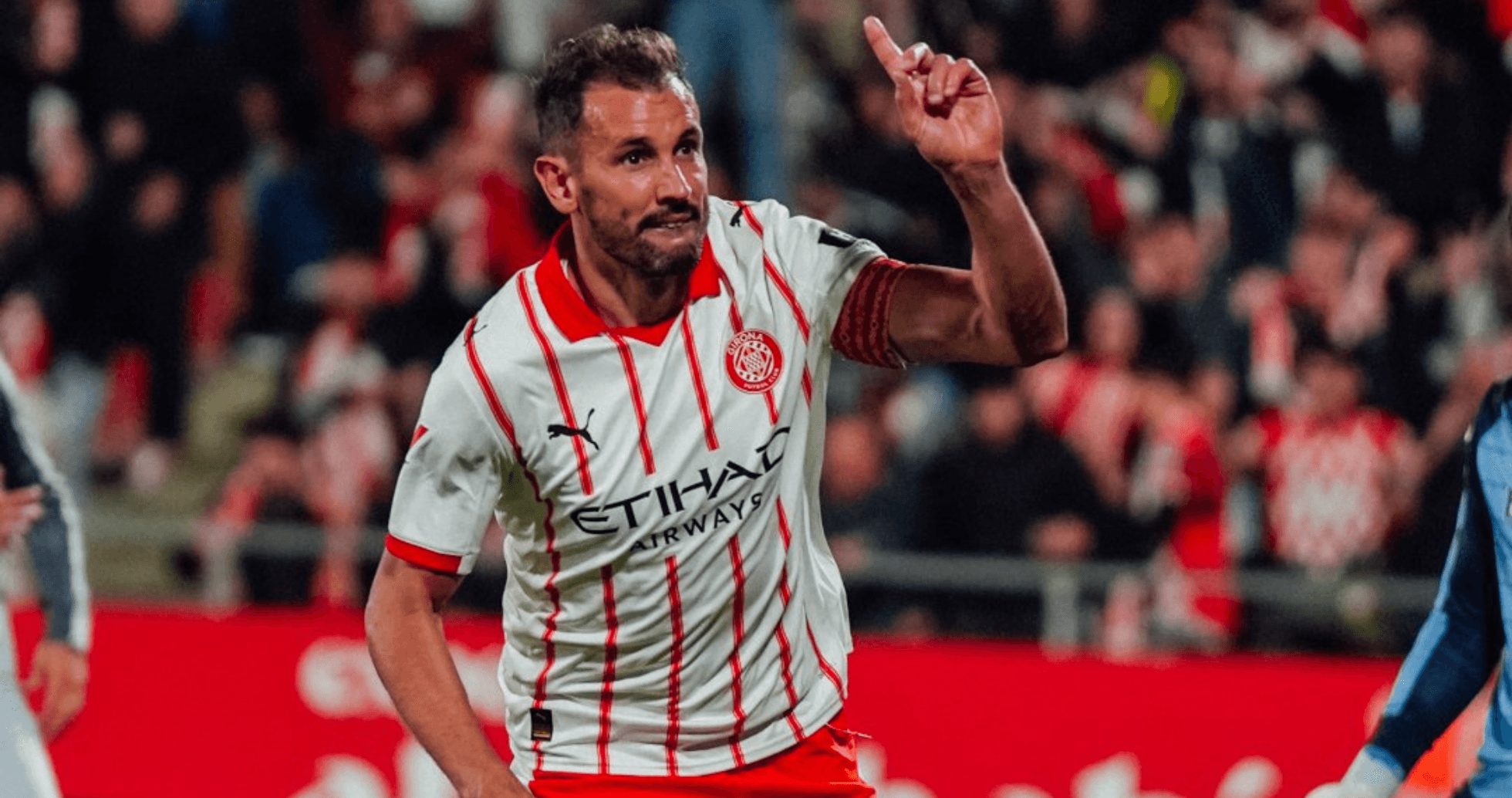 Jugador de Girona celebra un gol en el partido