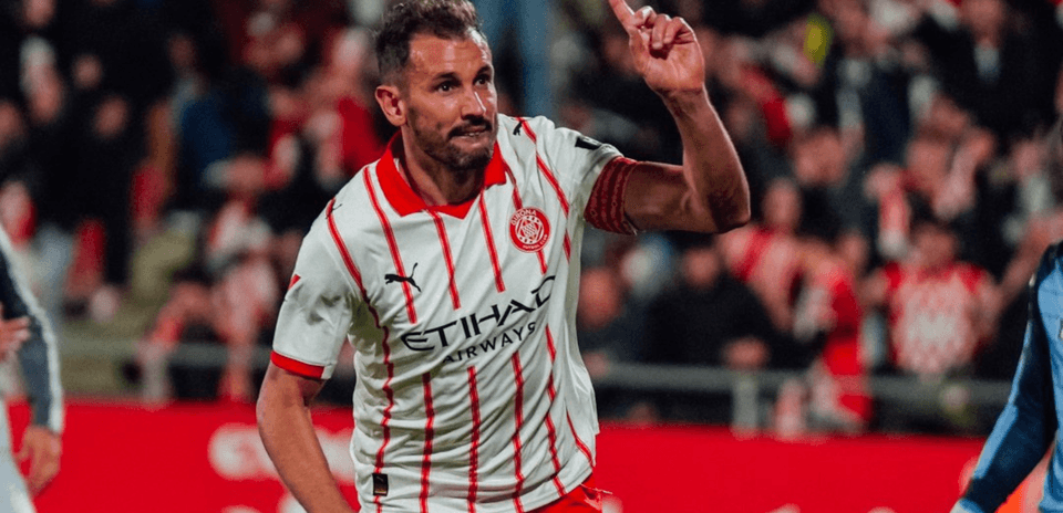 Jugador de Girona celebra un gol en el partido
