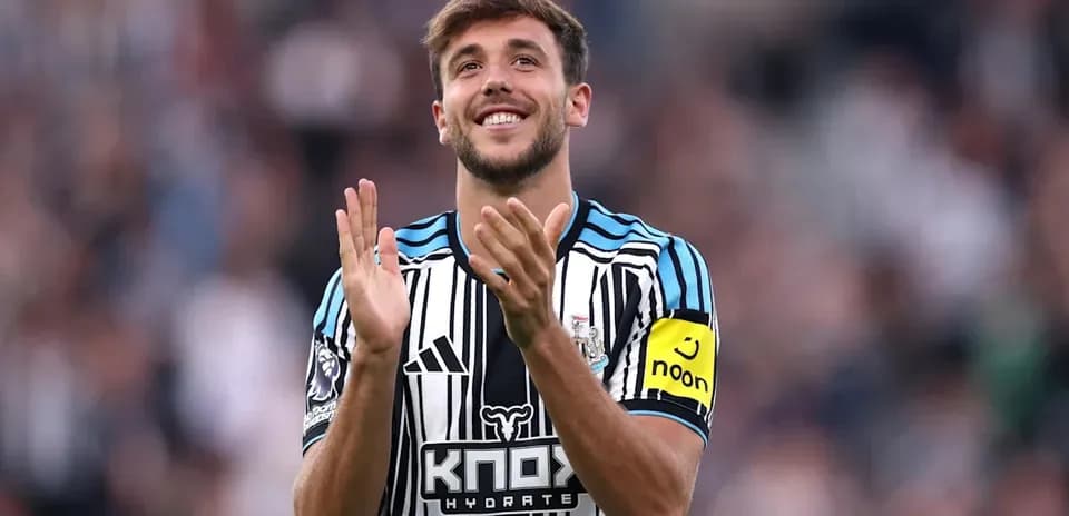 Jugador de Newcastle aplaudiendo en el estadio