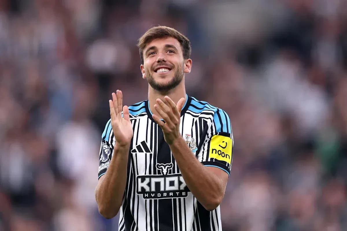 Jugador de Newcastle aplaudiendo en el estadio