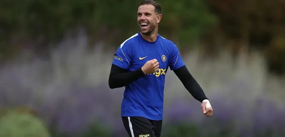 Jugador sonriendo durante entrenamiento en el campo