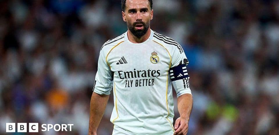 Jugador de Real Madrid con cinta de capitán en el campo