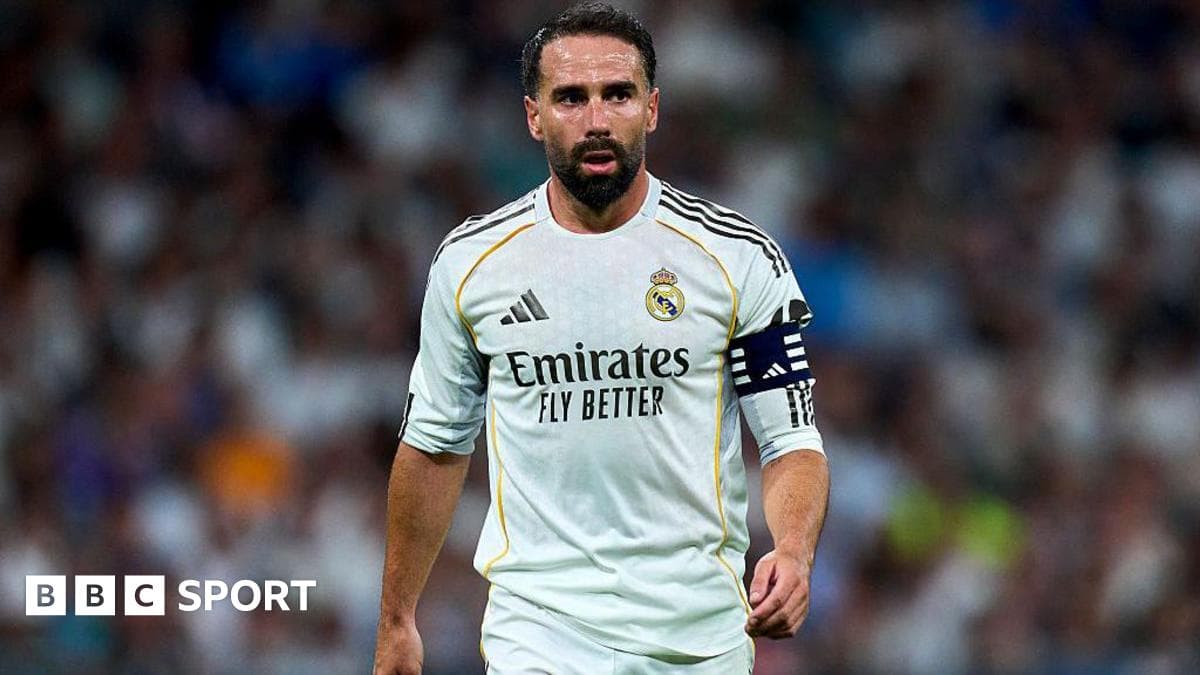 Jugador de Real Madrid con cinta de capitán en el campo