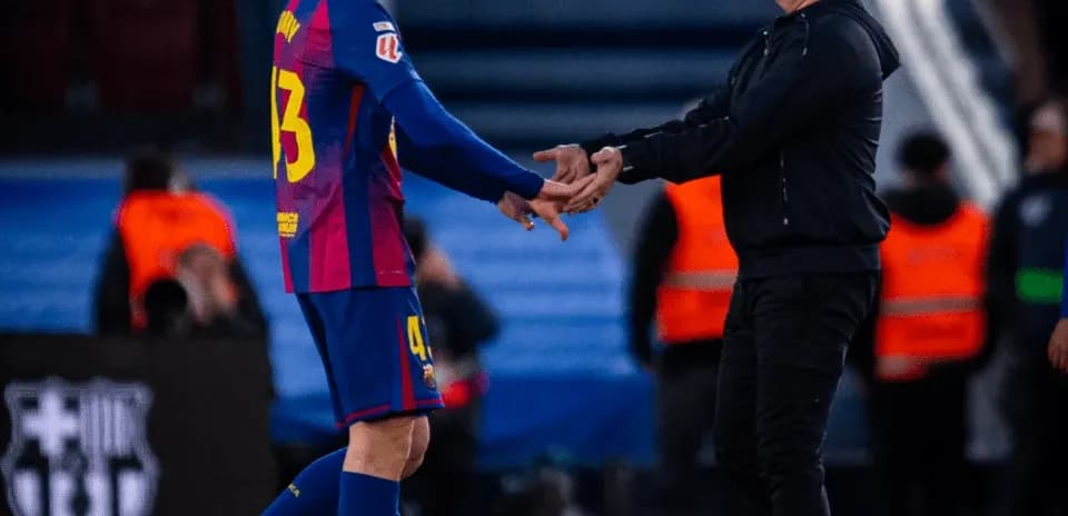 Jugador de Barcelona saludando al entrenador durante el partido