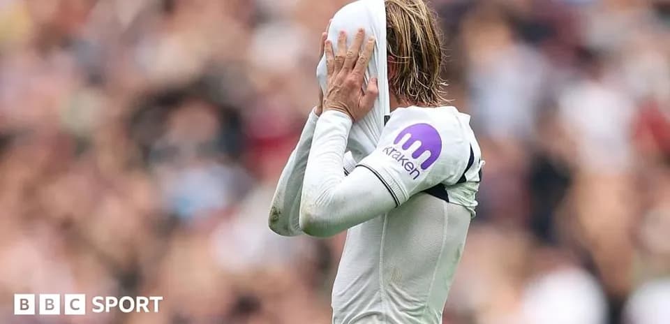 Jugador cubriéndose la cara con la camiseta