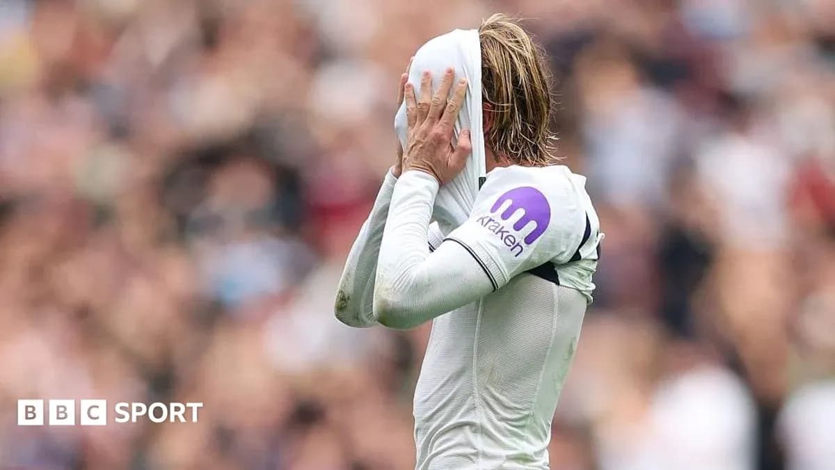 Jugador cubriéndose la cara con la camiseta