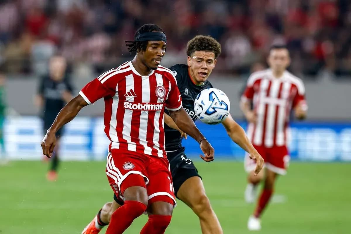 Jugadores compitiendo por el balón en el partido