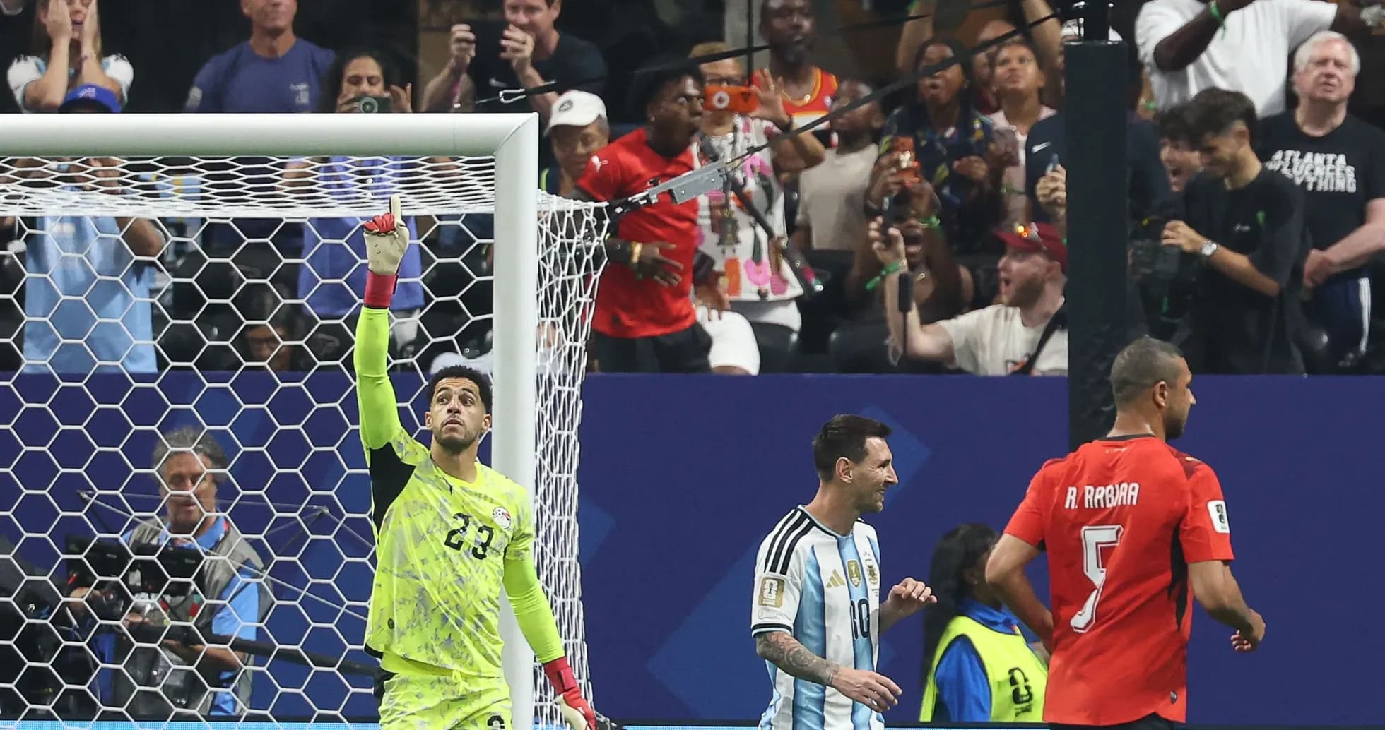 Portero celebrando con Messi y jugadores rivales