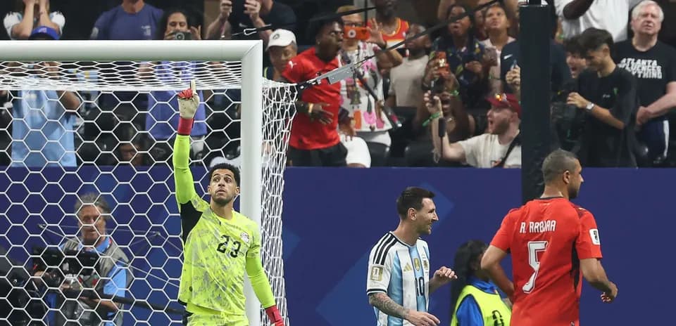 Portero celebrando con Messi y jugadores rivales