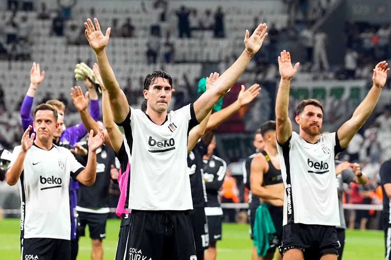 Jugadores de Beşiktaş celebrando al final del partido
