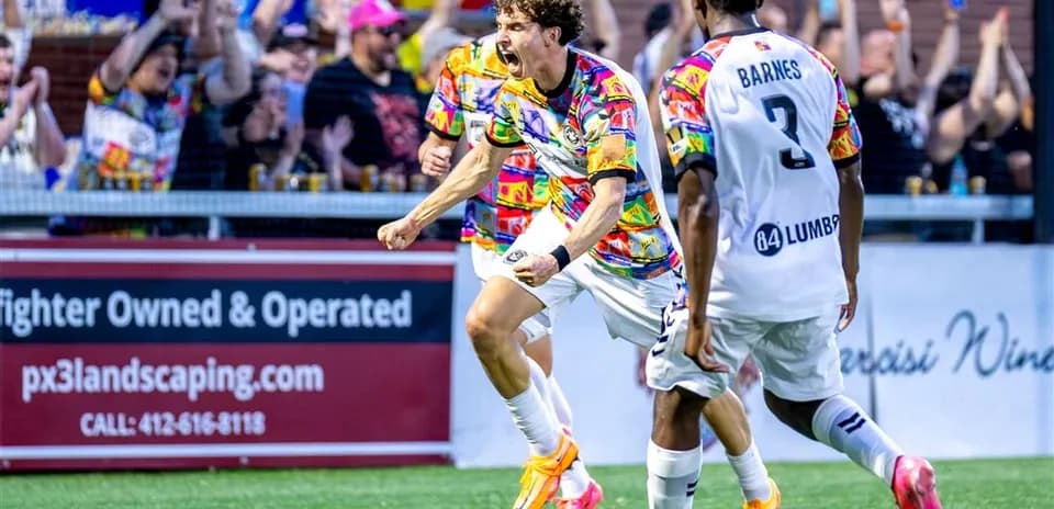 Jugador celebra gol con camiseta colorida