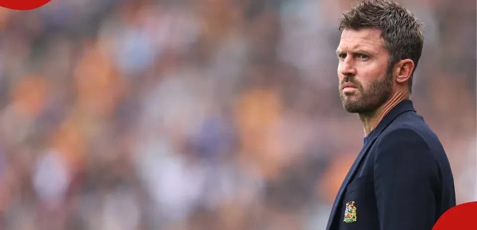 Entrenador observando el partido desde la línea lateral