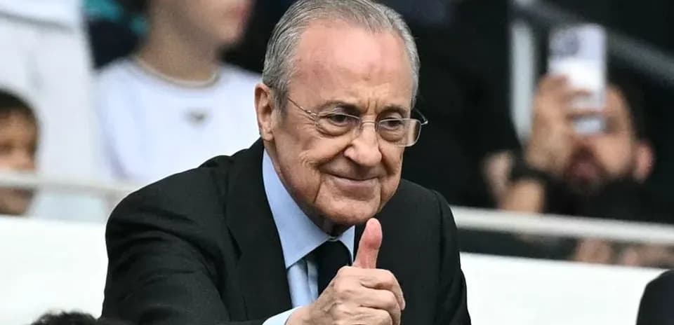 Hombre haciendo gesto de aprobación en estadio