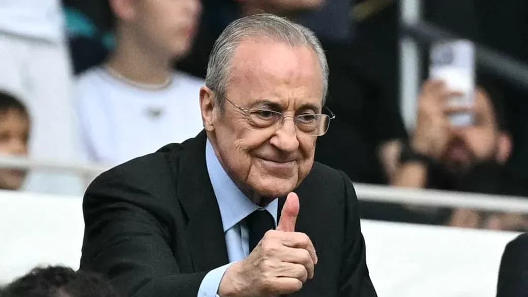 Hombre haciendo gesto de aprobación en estadio