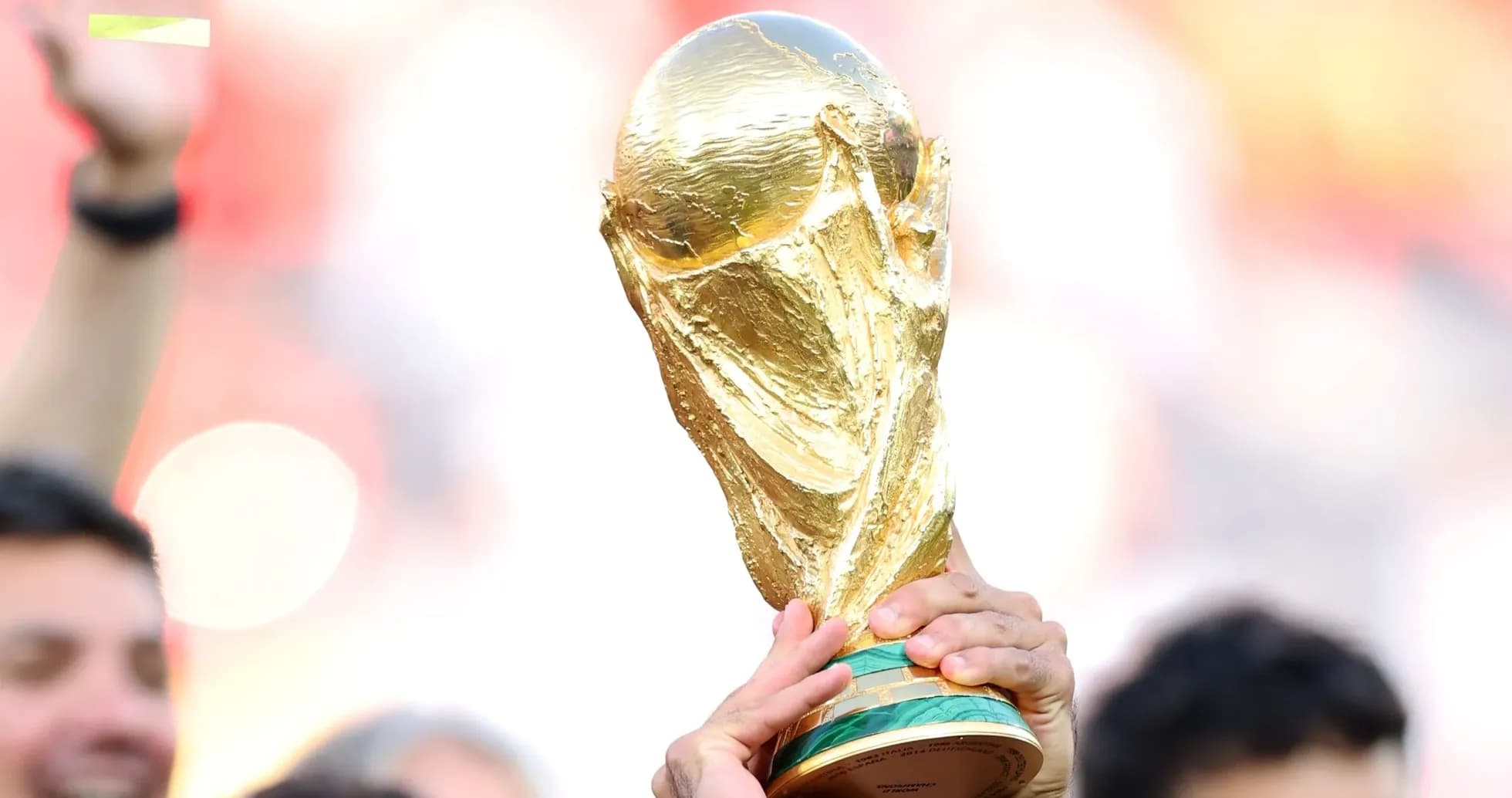 Trofeo de la Copa del Mundo sostenido por manos
