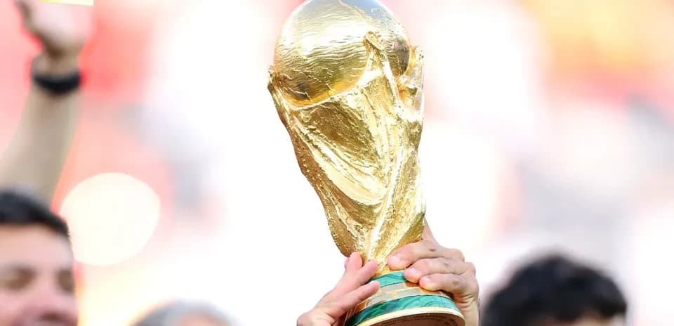 Trofeo de la Copa del Mundo sostenido por manos