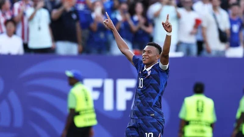 Jugador celebrando con los brazos en alto en el estadio