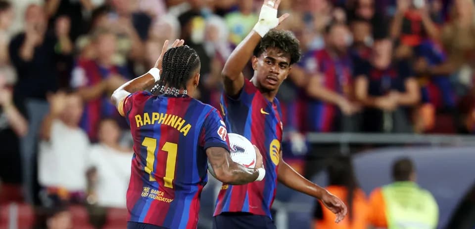 Jugadores del Barcelona celebrando en el campo