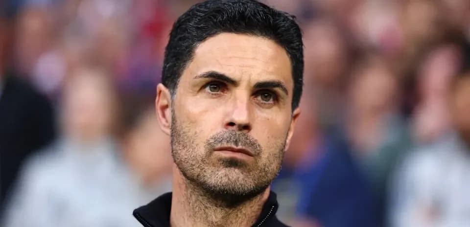 Entrenador observando el partido desde la línea lateral