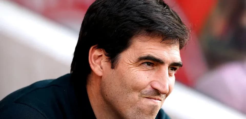 Entrenador sentado en el banquillo durante el partido