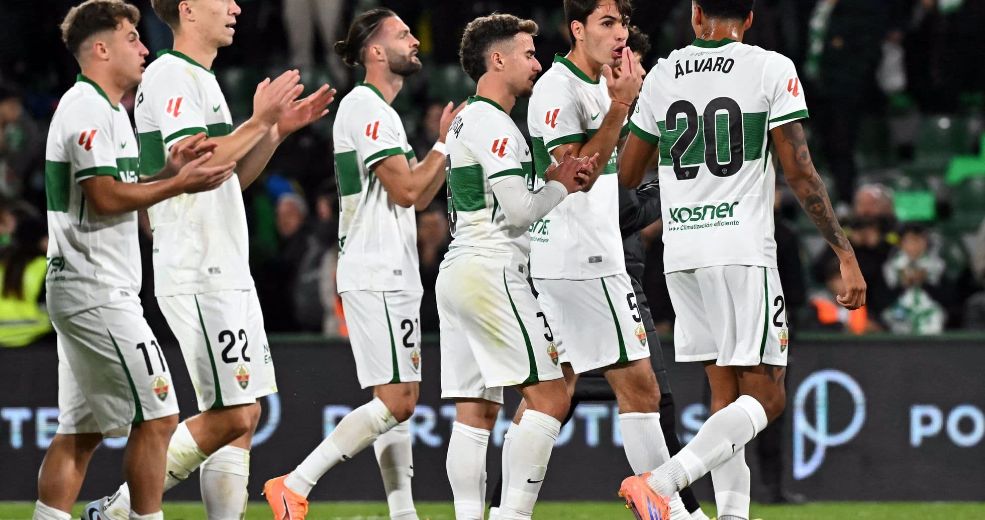 Jugadores del Elche celebrando un gol