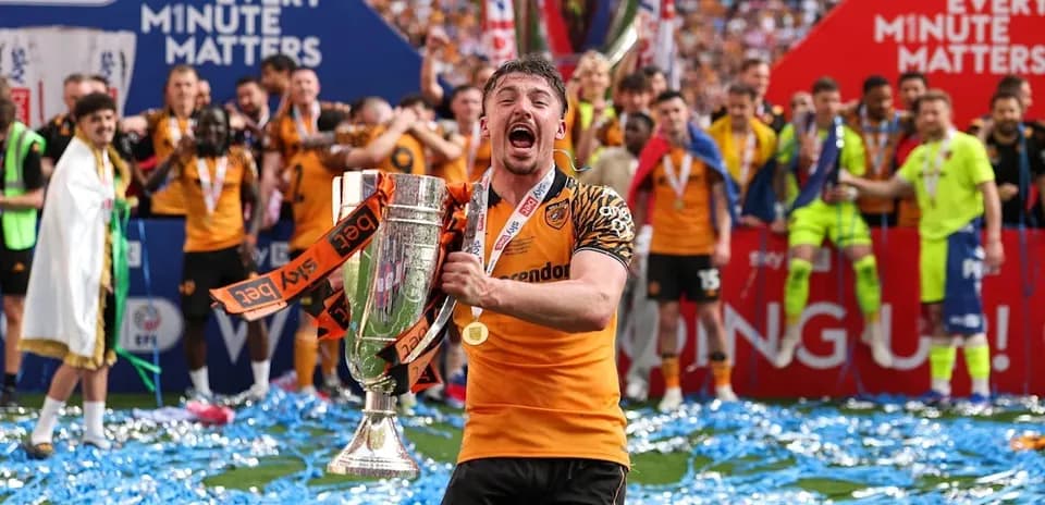Jugador de Hull City levantando trofeo en celebración