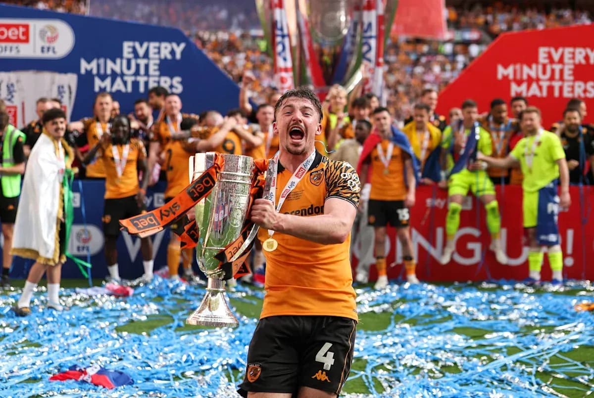 Jugador de Hull City levantando trofeo en celebración