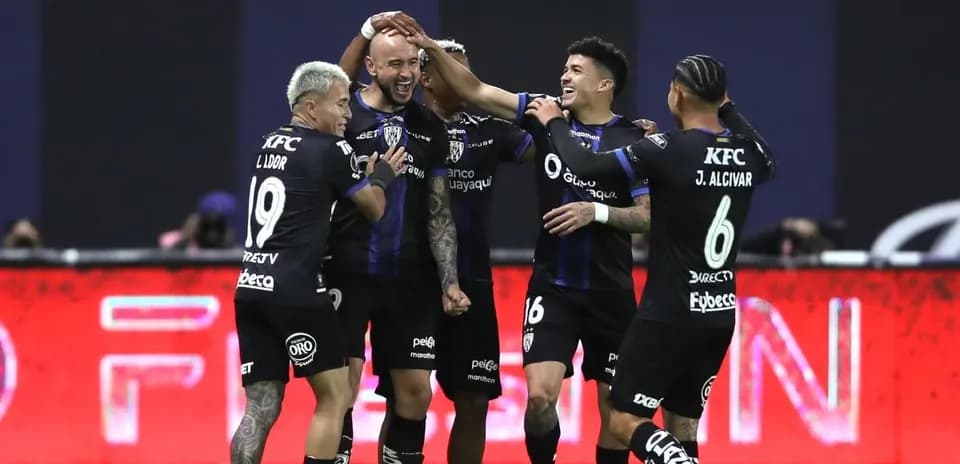 Jugadores de Independiente del Valle celebrando un gol