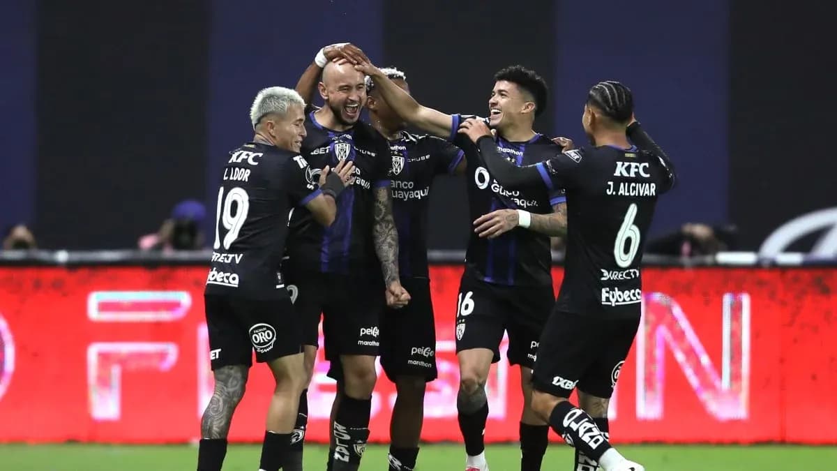 Jugadores de Independiente del Valle celebrando un gol