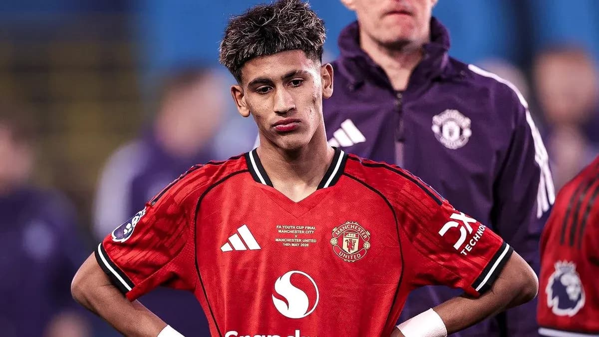 Jugador de Manchester United con camiseta roja, pensativo