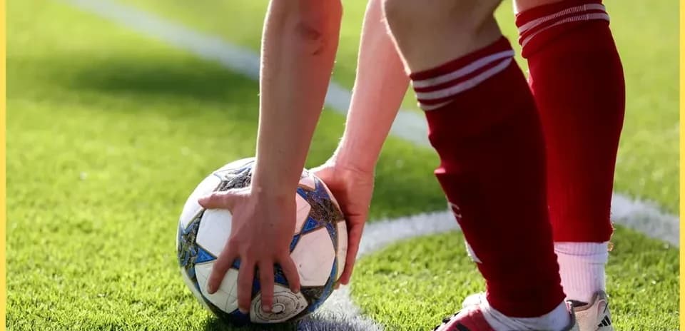 Jugador preparando un saque de banda con balón
