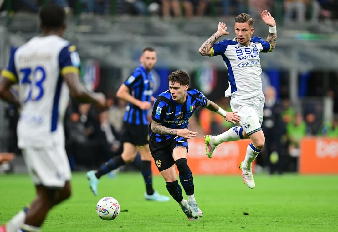 Jugadores de Inter y Hellas Verona en acción