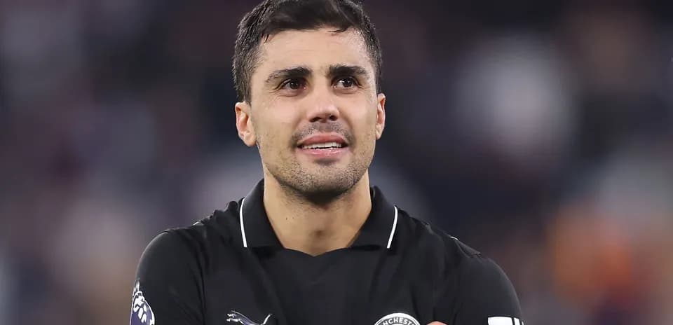 Jugador con camiseta negra de Manchester City en el campo