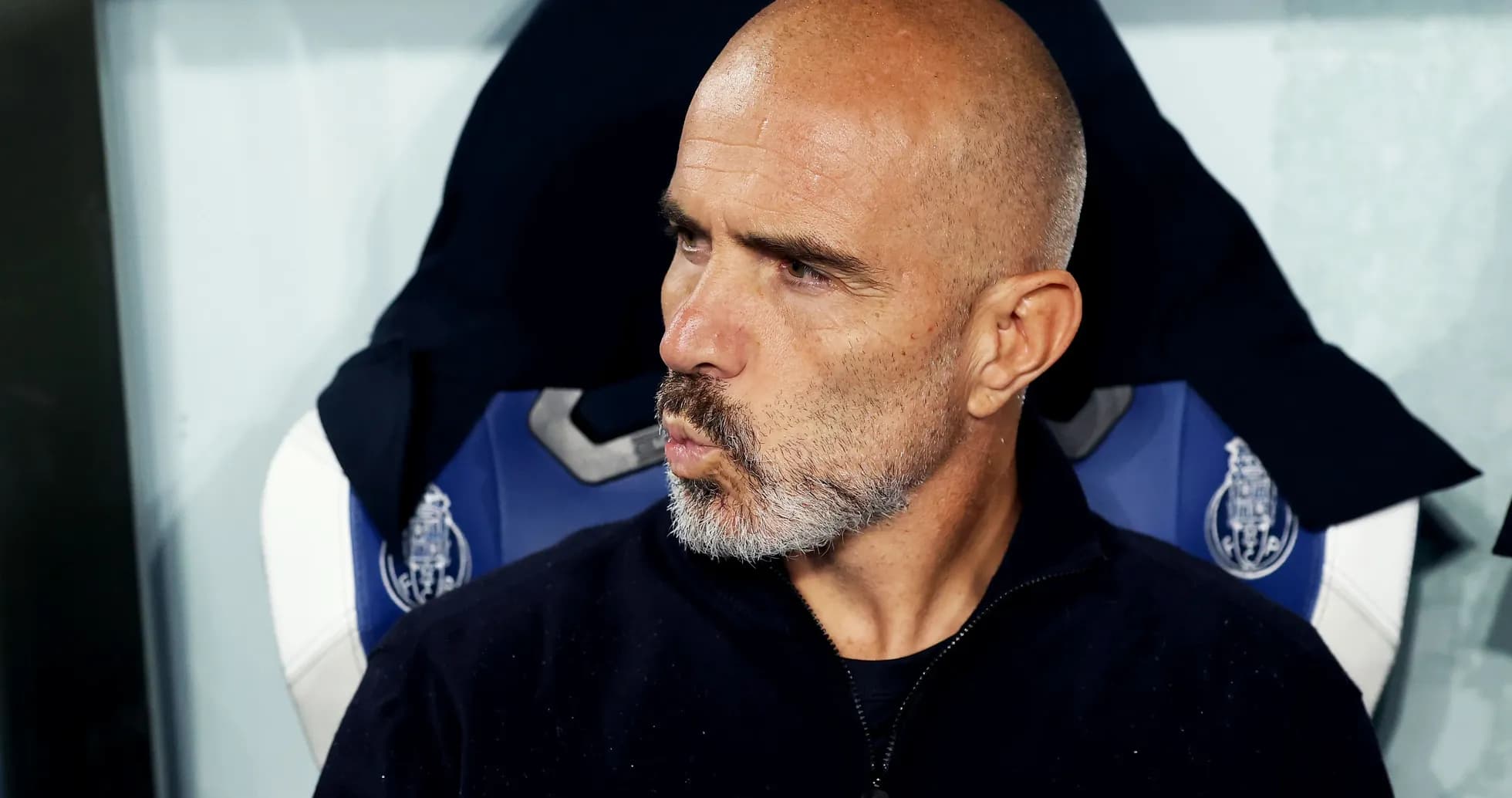 Entrenador sentado en el banquillo durante el partido
