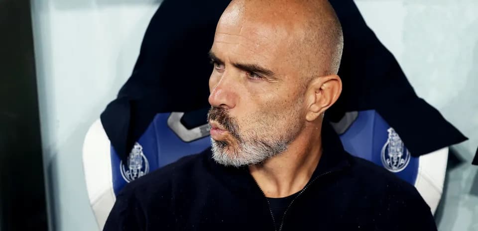 Entrenador sentado en el banquillo durante el partido