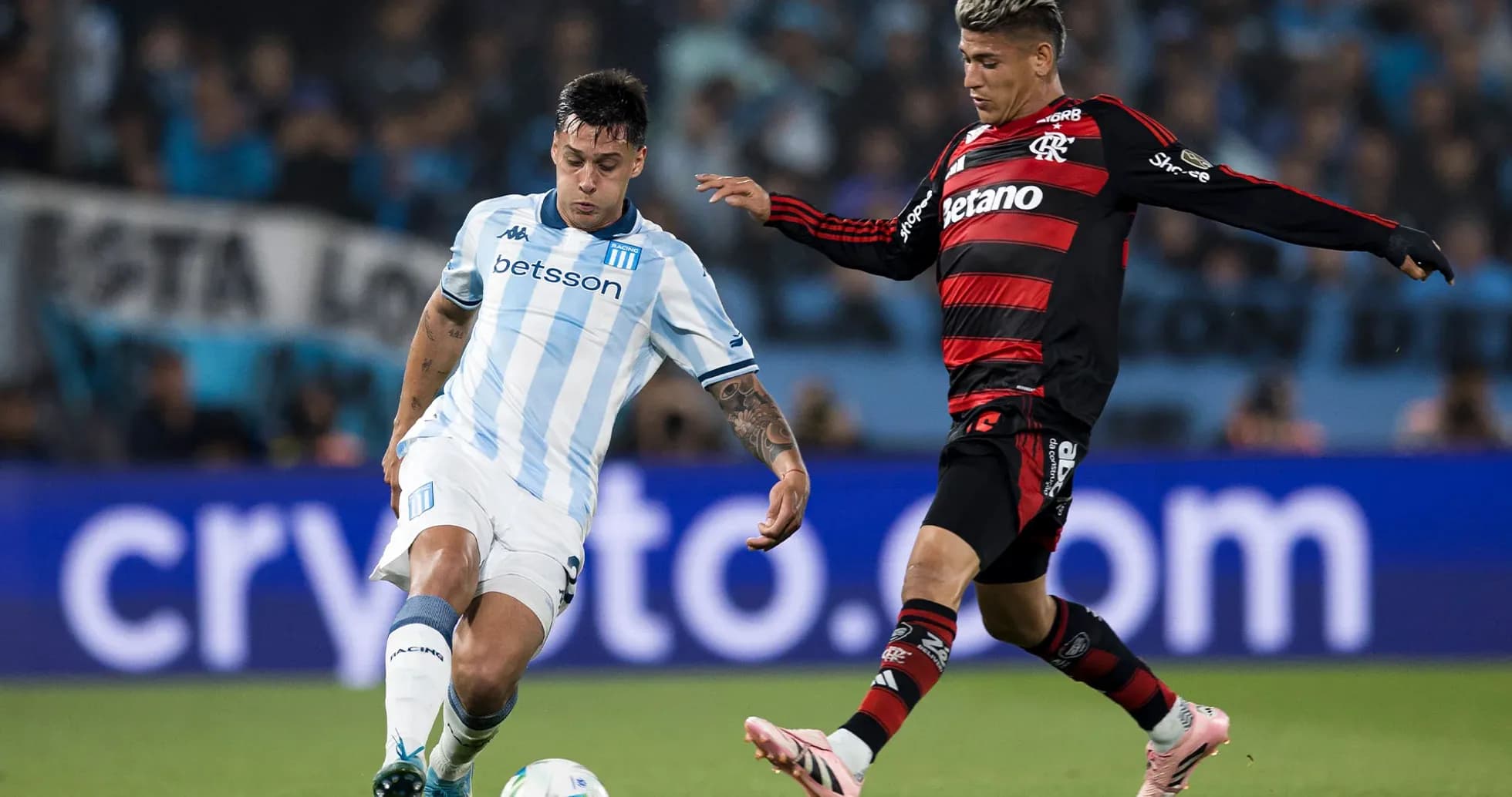 Jugador de Racing Club y Sarmiento en acción