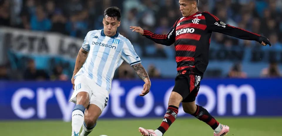 Jugador de Racing Club y Sarmiento en acción