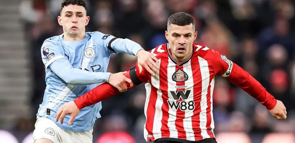 Phil Foden y jugador de Sunderland compitiendo