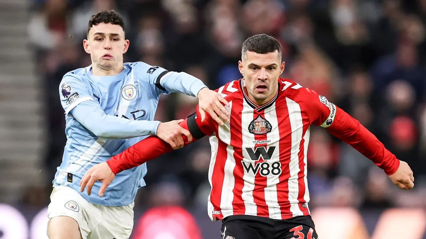 Phil Foden y jugador de Sunderland compitiendo