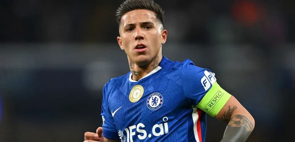 Jugador de Chelsea con banda de capitán en el campo