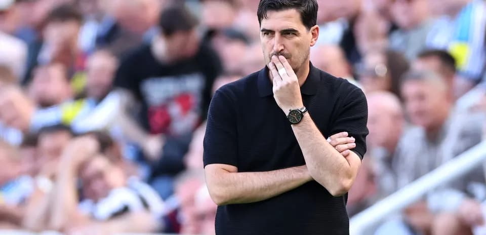 Entrenador observando el partido desde la línea lateral